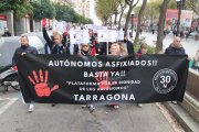 Imatge de la manifestació de la Plataforma per la Dignitat dels Autònoms a Tarragona, aquest dilluns.