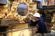 El restaruador Voravit Roonthiva treballant en el retaule de la Mare de Déu del Carme de la Catedral de Tortosa
