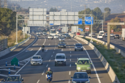 Imatge d'arxiu de cotxes en una autopista