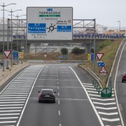 Imatge de l'entrada de la rotonda de les Gavarres a la T-11 arribant des de Reus, amb el carril de l'esquerra tancat.