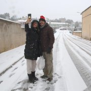 Una parella es fa una fotografia amb la nevada a Vimbodí i Poblet.