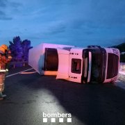 El camió tràiler bolcat pel vendaval a l'AP-7 a Vandellòs i l'Hospitalet de l'Infant
