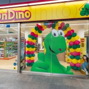 Entrada de la nova botiga Don Dino.