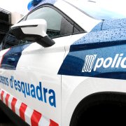 Pla de detall del lateral d'un dels vehicles dels Mossos d'Esquadra