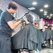 Imatge d’una de les barberies amb més públic de la ciutat, amb clients habitualment joves.