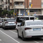 Imatge d'arxiu de diversos taxis estacionats al carrer Pere Martell de Tarragona.