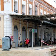 Alguns passatges esperant a l'andana de l'estació de Tortosa