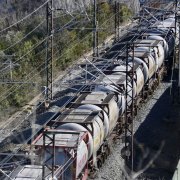 Un tren de mercaderies abans d'entrar al túnel de Rubí