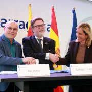 El president de l'APT, Santiago Castellà, el president i vicepresidenta de l’Associació per l’Impuls Metropolità del Camp de Tarragona, .Roc Muñoz i  Dolors Farré, en la signatura del protocol.