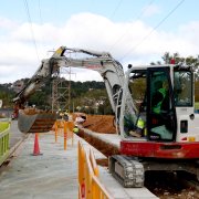 Uns operaris treballen en el soterrament de la línia d'alta tensió del Pinar.