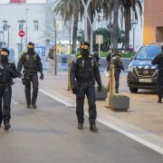 Agents de la Unitat Policial de Reforç i Proximitat de la Guàrdia Urbana al carrer Orosi.