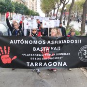Imatge de la manifestació de la Plataforma per la Dignitat dels Autònoms a Tarragona, aquest dilluns.