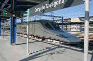 Un tren de RENFE AVE a l'estació del Camp de Tarragona.