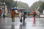 La pluja d'aquest divendres a Tarragona fa que les persones que passegen per la Rambla Nova vagin amb paraigua.