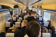 Imatge d'un tren, amb parada a Tarragona, ple de passatgers.
