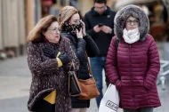 Tres mujeres protegidas contra el viento y el frío.