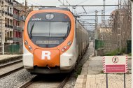 Un tren de Rodalies sortint de l'estació de Cerdanyola del Vallès