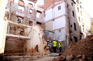 Diversos operaris i els arquitectes a la zona on s'està restaurant la muralla medieval de Sant Francesc de Valls