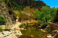 Desde Bot se puede caminar hasta las piscinas naturales de la Fontcalda.