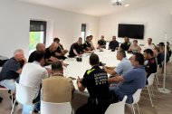 Representants municipals, Mossos i Unió de Pagesos reunits al Morell per fer front als robatoris al camp.