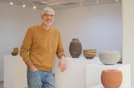 Aleix Revelles a la Sala Àmbits de Cambrils, on s’exposen les seves peces de ceràmica amb textures inspirades en la natura.