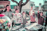 El taller ‘Pengem llufes!’ vol mantenir viva la tradició del Dia dels Innocents.