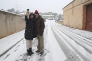 Una parella es fa una fotografia amb la nevada a Vimbodí i Poblet.
