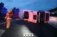 El camió tràiler bolcat pel vendaval a l'AP-7 a Vandellòs i l'Hospitalet de l'Infant