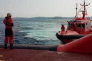 Imatge de l'exercici contra la contaminació marina realitzat davant de Cap Salou.