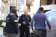 Agents de la unitat canina dels Mossos d'Esquadra arribant a l'edifici de Valls