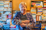 L’escriptora Olga Xirinacs, al despatx de casa seva, amb el seu nou llibre