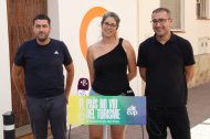 D'esquerra a dreta, Bernat Lavaquiol, membre del secretariat nacional de la CUP; Gemma Vendrell, membre de la CUP de Tarragona; i Toni Sacristán, regidor de la CUP de Torredembarra.