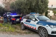 Vehicles policials a la finca on es van trobar les restes òssies.