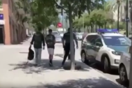 Moment de la detenció del dirigent del moviment supremacista xenòfob 'Deport Them Now UE'.
