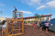 La plaça Lluís Companys es va reobrir amb noves zones d’esbarjo infantil.
