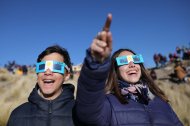 Para la observación segura del eclipse, los especialistas insisten en el uso de gafas homologadas.