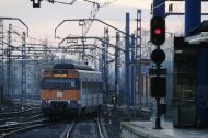 Un tren de l'R13 sortint de l'estació de Lleida-Pirineus amb destinació a Barcelona