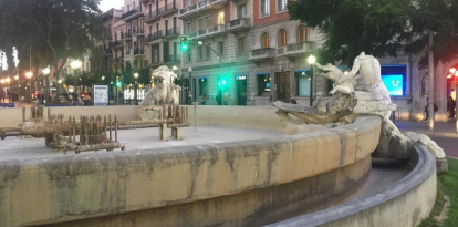 La Font del Centenari ahir, sense aigua i amb les escultures decapitades el passat setembre.