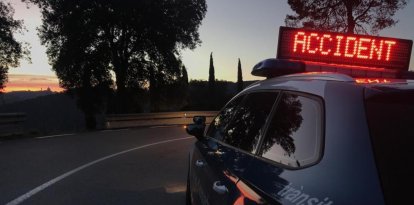 Imatge d'un vehicle dels Mossos alertant d'un accident.