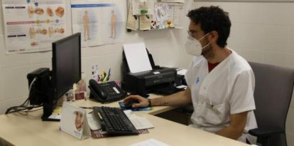 Imatge d'un metge a la seva consulta