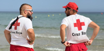 Imatge de dos socorristes de la Creu Roja.