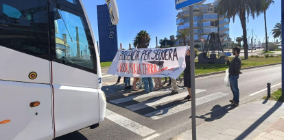 Imatge dels membres de la CUP bloquejant l'entrada dels primers creueristes al Port de Tarragona.