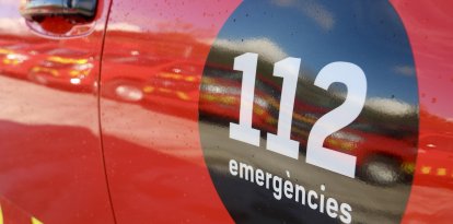 Imatge del 112 al lateral d'un vehicle de Bombers.