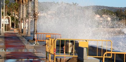 Les onades inundant el passeig de l'Arenal de l'Ampolla, on va desaparèixer la platja després del Gloria.