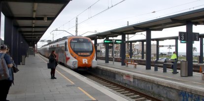 Un tren de l'R2 marxa de l'estació de Cunit en direcció a Barcelona, aquest dilluns al matí.