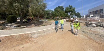 L’alcalde de Cambrils visitant les obres d’integració de l’antiga via.