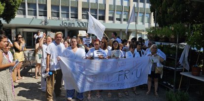 Desenes de treballadors es van mobilitzar ahir a l’exterior de l’hospital per denunciar públicament la seva situació.