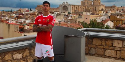 El jugador del Nàstic Óscar Sanz ha estat el model de la presentació del nou equipament del curs 2025/2026.