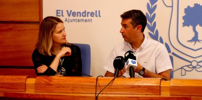 L’alcalde del Vendrell, Kenneth Martínez, amb la consellera de Drets Socials i Inclusió, Mònica Martínez.