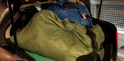 El presunto autor fue detectado realizando venta ambulante e interceptado tras introducir los productos en un vehículo.